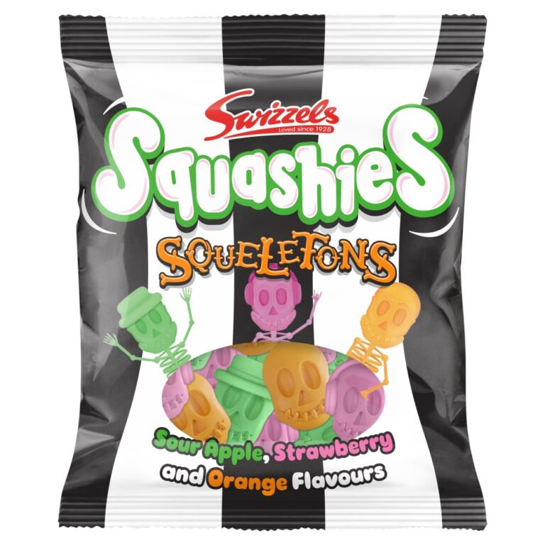 Innpakket godteri med teksten "Squashies Squeletons" med smakene Sour apple, strawberry og orange fra merket "Swizzels"