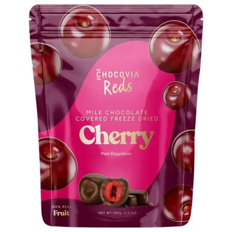 Pakke med Chocovia Reds melkesjokolade-trukket frysetørket kirsebær, med bilder av kirsebær og sjokoladebiter på emballasjen.