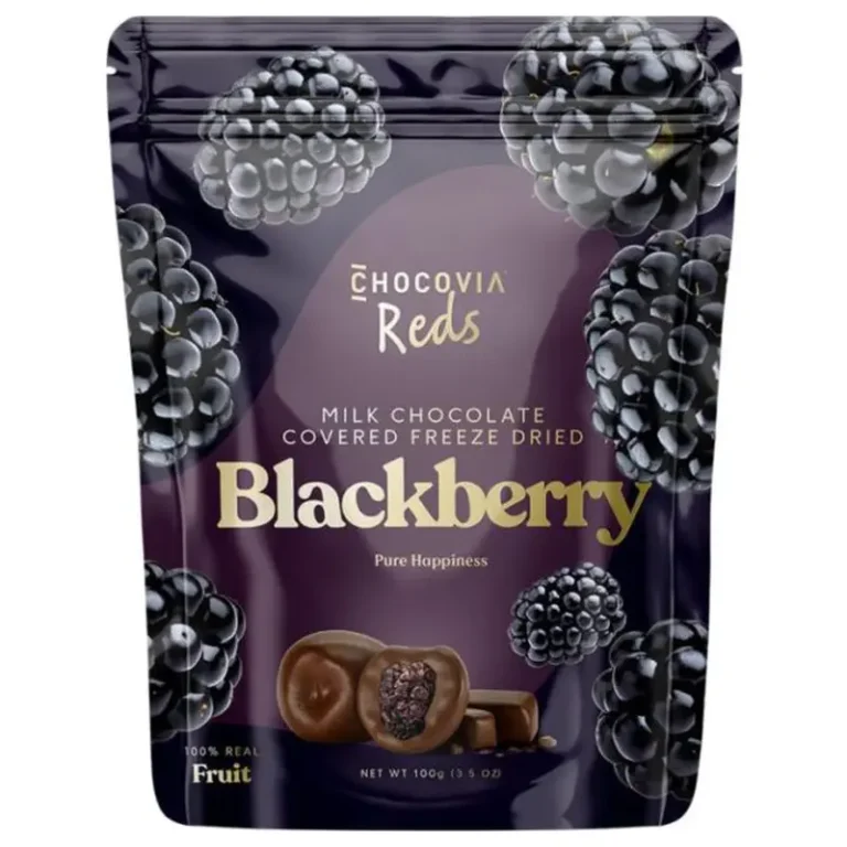 Pakke med Chocovia Reds melkesjokolade-trukket frysetørket bjørnebær, med bilder av bjørnebær og sjokoladebiter på emballasjen.