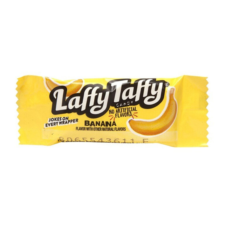 En gul innpakket Laffy Taffy godteri med banansmak. Emballasjen viser to bananer, Laffy Taffy-logoen i hvitt og svart, og teksten "Jokes on every wrapper" samt "No artificial flavors".
